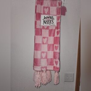 ✨️🩷NWT HUGS& KISSES VALENTINES DAY SOFT THROW WITH TASSELS🩷💕